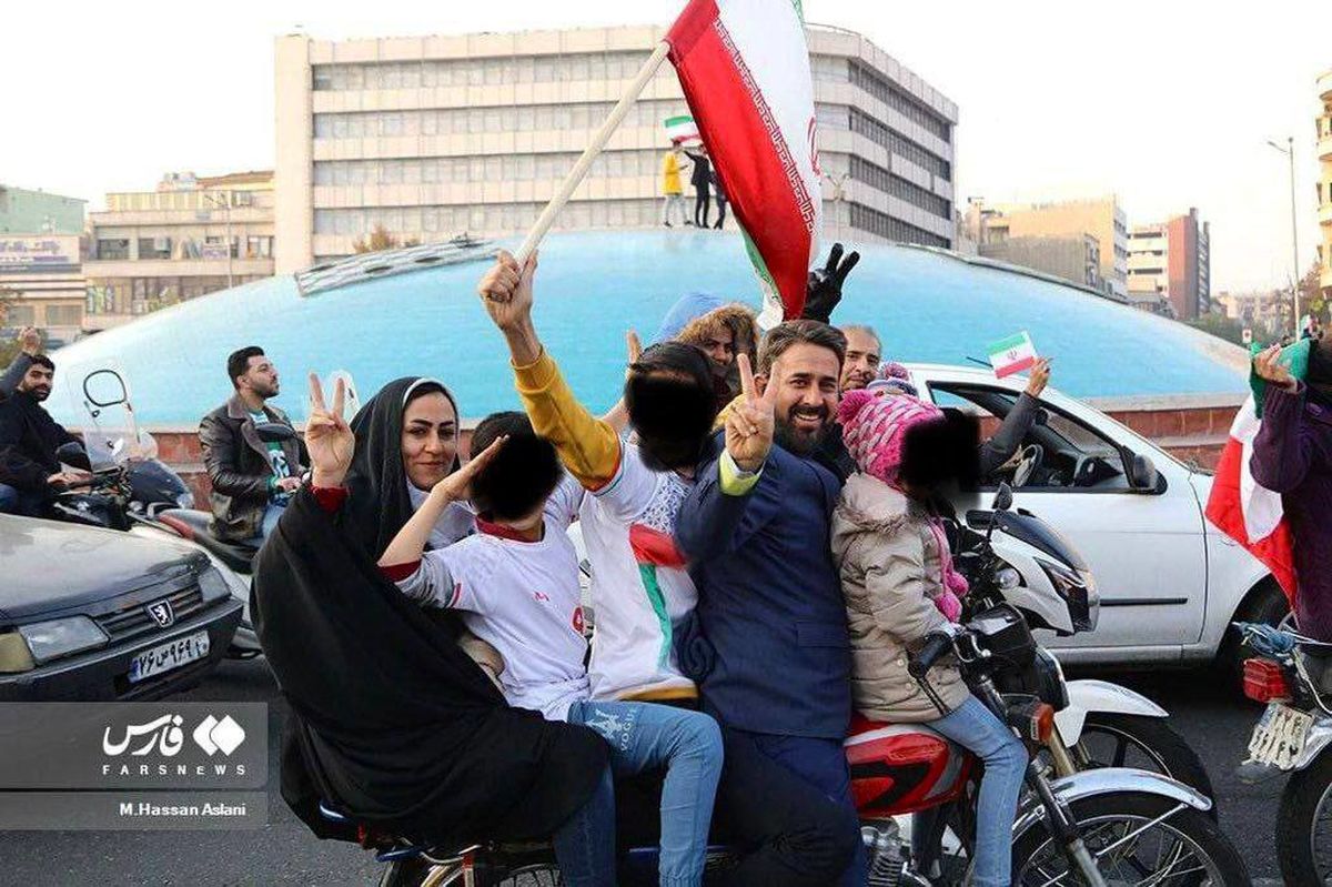 خانواده پرجمعیت ایرانی در جشن پیروزی