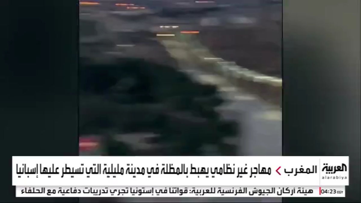 ورود غیرقانونی یک مهاجر به اسپانیا با چتر