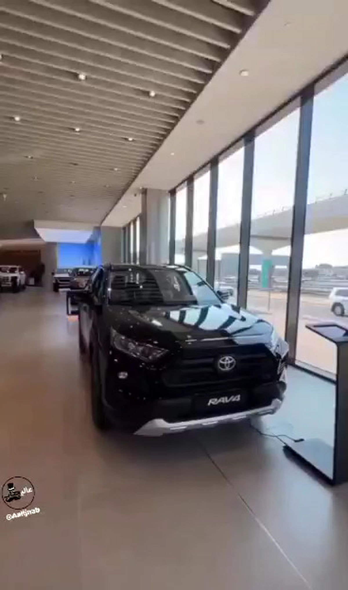 ببینید: قیمت باورنکردنی تویوتا Rav4 در امارات
